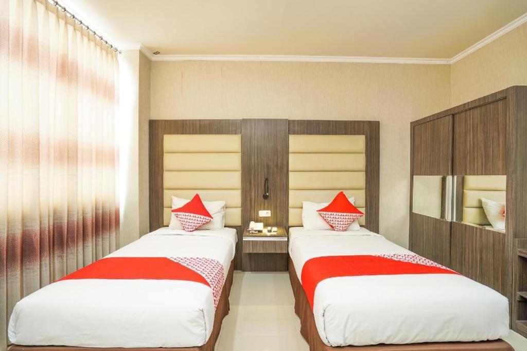 Oyo 235 Maumu Hotel & Lounge Surabaya Exterior foto